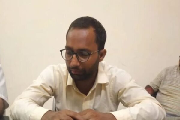 एक ACB अधिकारी रिश्वत लेते पकड़ा गया मोका’ या वारदात पर Nagor Team Ne Tuesday Ko Karvai Karte Huye Nagar-Parishad Nagor Nagaur Ke Shayak Nagar Niyojak (ATP) Koshal Kumar Ko Char 4 Lakh Rupee Ki Rishwat Lete Giraftar Kiya Hai
