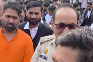 SRN में एडवोकेट की पिटाई पर हंगामा : प्रयागराज में वकीलों ने 6 घंटे चक्का जाम किया